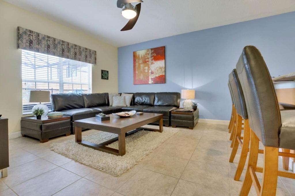 4 Bedrooms - 3 Bathrooms - Paradise Palms 8881 Cp *